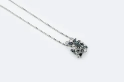 Collier en or blanc avec saphirs et diamants