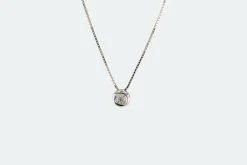 Collier en or blanc avec point lumineux