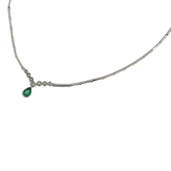 Collier en or blanc avec diamants et goutte d'émeraude