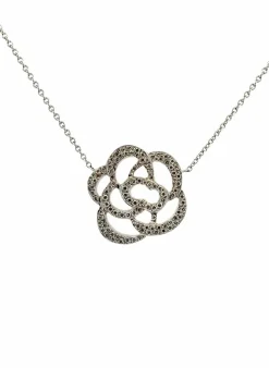 Collier en or blanc et diamants motif pétale de rose