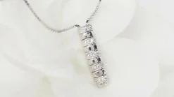 Collier en or blanc et diamants