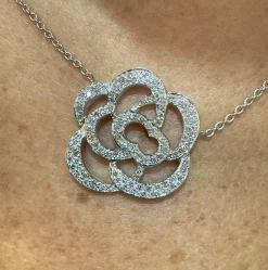 Collier en or blanc et diamants motif pétale de rose