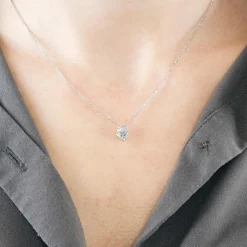Collier en or blanc et pendentif diamant