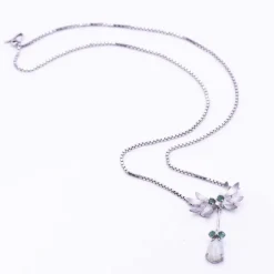 Collier en or blanc, opale, diamants et émeraude