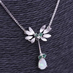 Collier en or blanc, opale, diamants et émeraude