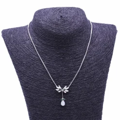 Collier en or blanc, opale, diamants et émeraude