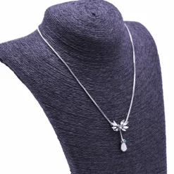 Collier en or blanc, opale, diamants et émeraude