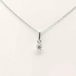 Collier en or blanc serti d'un diamant de 0.15 carat
