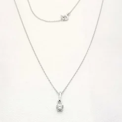 Collier en or blanc serti d'un diamant de 0.15 carat