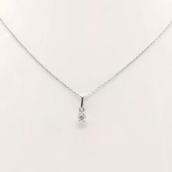 Collier en or blanc serti d'un diamant de 0.15 carat