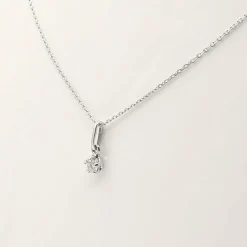 Collier en or blanc serti d'un diamant de 0.15 carat