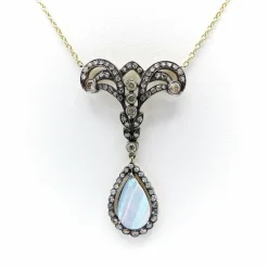 Collier en or, diamant et opale