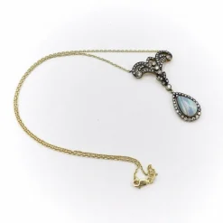Collier en or, diamant et opale