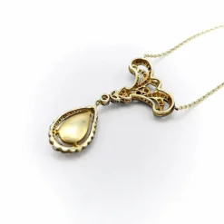 Collier en or, diamant et opale