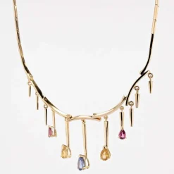 Collier en or et ses saphirs de couleur