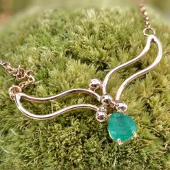 Collier en or et son émeraude