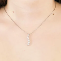 Collier en or gris et pendentifs en diamants