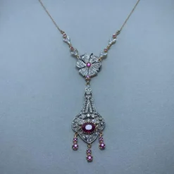 Collier en or jaune argent diamants rubis