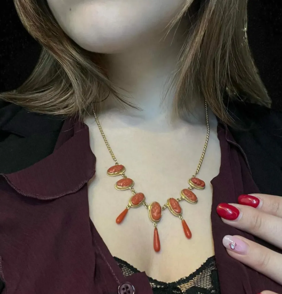 Collier en or jaune avec camées, inspiré de la Rome antique