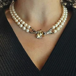 Collier en or jaune, blanc et diamants avec deux rangs de perles Akoya