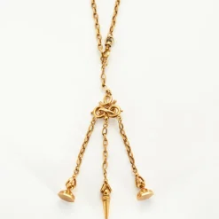 Collier en or jaune centré d'une châtelaine