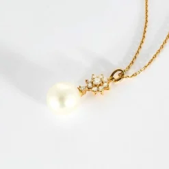 Collier en or jaune diamants et perle de culture