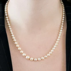 Collier en or jaune et perles blanches