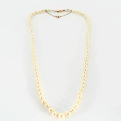 Collier en or jaune et perles blanches