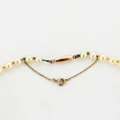 Collier en or jaune et perles blanches