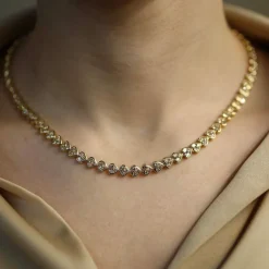 Collier en or jaune 18K avec 7,20 ct de diamants brillants sur motifs cœurs – 42 cm