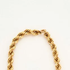 Collier en or jaune maille torsadée.