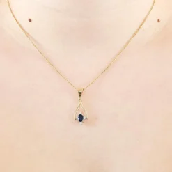 Collier en or jaune mobile avec saphirs et diamants