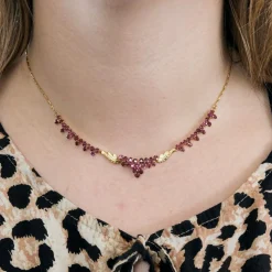 Collier en or jaune, rubis ovales facettés