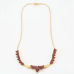 Collier en or jaune, rubis ovales facettés