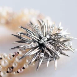 Collier en perles fermoir broche diamants