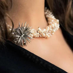Collier en perles fermoir broche diamants
