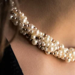 Collier en perles fermoir broche diamants