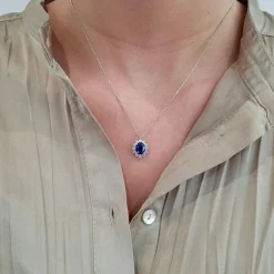 Collier entourage saphir diamants or blanc