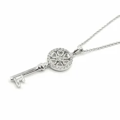 Collier et pendentif clé or blanc sertis de diamants