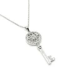 Collier et pendentif clé or blanc sertis de diamants