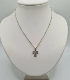 Collier et pendentif croix or blanc 18 carats sertis de diamants