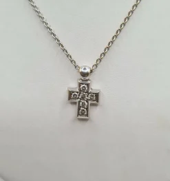 Collier et pendentif croix or blanc sertis de diamants