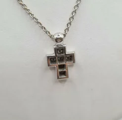 Collier et pendentif croix or blanc sertis de diamants