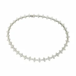 Collier fleurettes en or blanc et diamants.