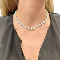 Collier fleurettes en or blanc et diamants.