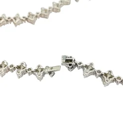 Collier fleurettes en or blanc et diamants.