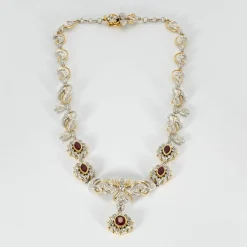 Collier guirlande or jaune et or blanc, diamants et rubis