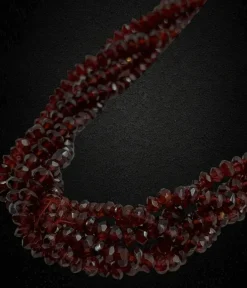 Collier élégant multi-rangs en grenat facetté