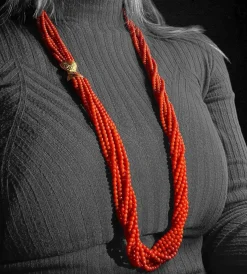 Collier long multi-rangs en corail rouge méditerranéen