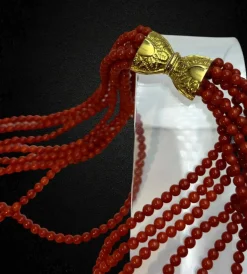 Collier long multi-rangs en corail rouge méditerranéen